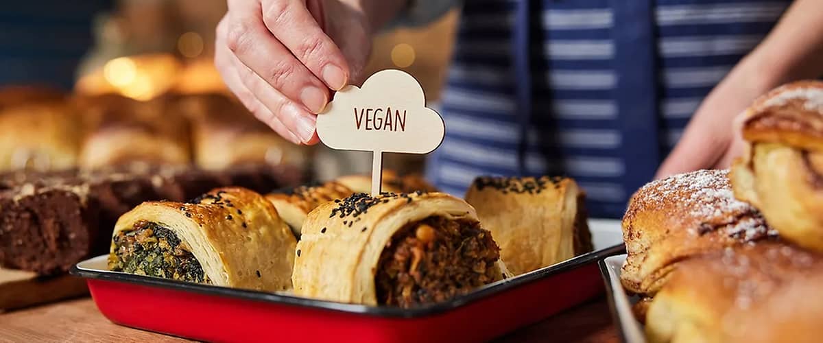 Veganska peciva s punjenjem u crvenom pladnju s oznakom vegan