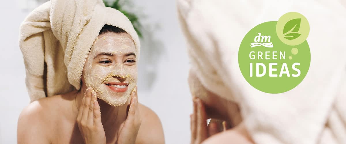 Žena se gleda u ogledalu