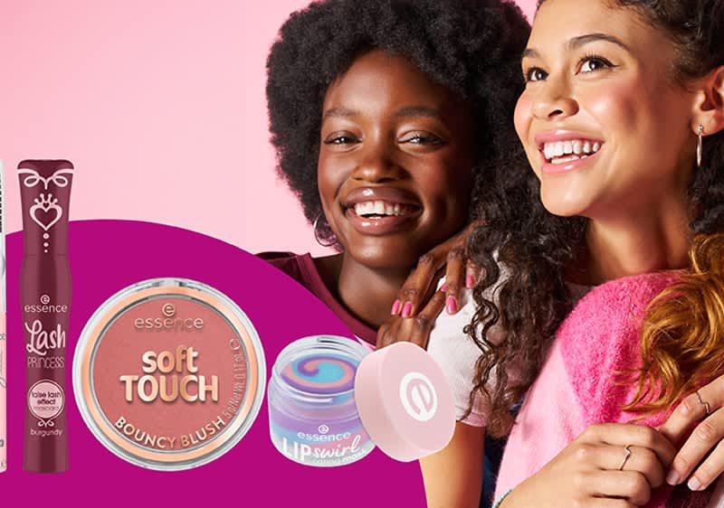 Dvije djevojke sa proizvodima essence