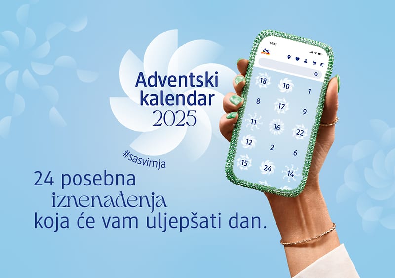 dm online adventski kalendar na mobilnom telefonu koji drži ruka na plavoj pozadini