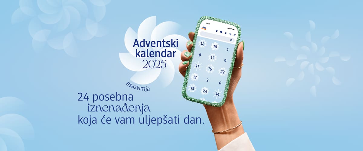 dm online adventski kalendar na mobilnom telefonu koji drži ruka na plavoj pozadini