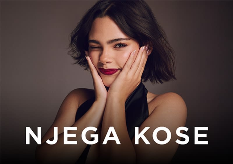 Žena drži lice rukama i natpis NJEGA KOSE