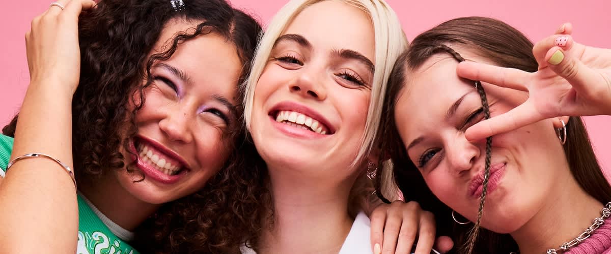 Tri djevojke i essence maskare