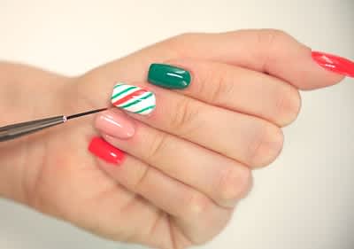 Nanesite crvene pruge na bijeli nokat