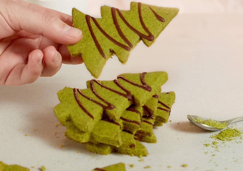 Veganski matcha keksići u obliku jelke