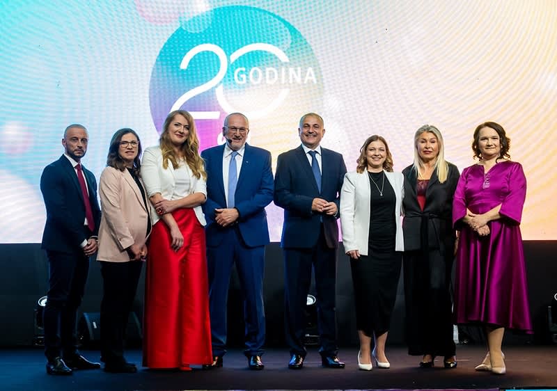 Na fotografiji je grupa ljudi na pozornici povodom proslave 20 godina.