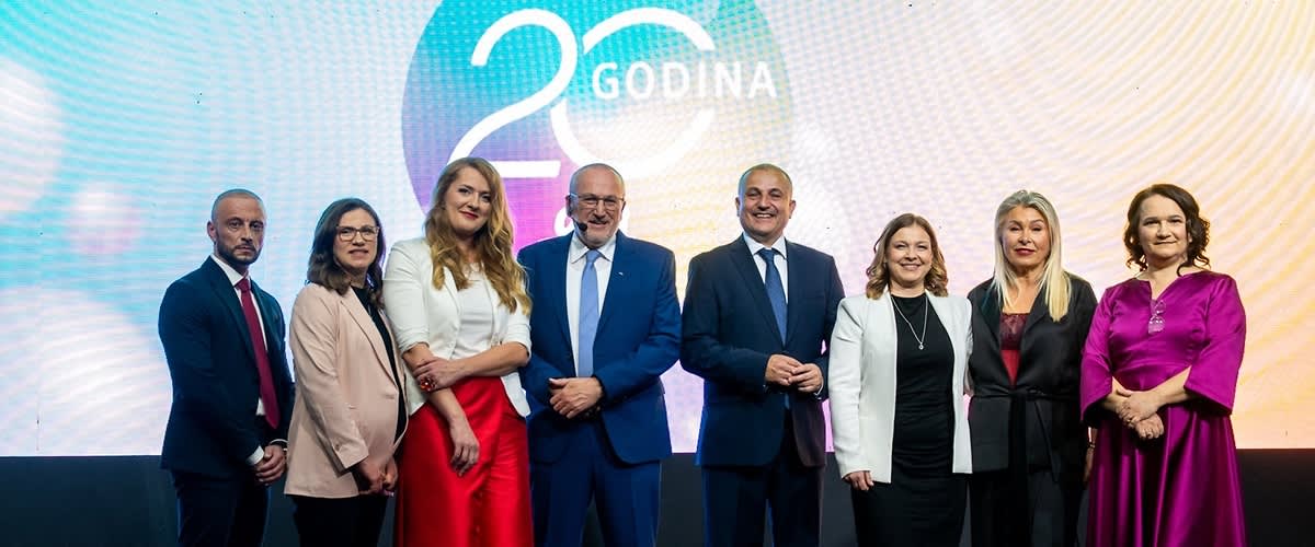 Na fotografiji je grupa ljudi na pozornici povodom proslave 20 godina.