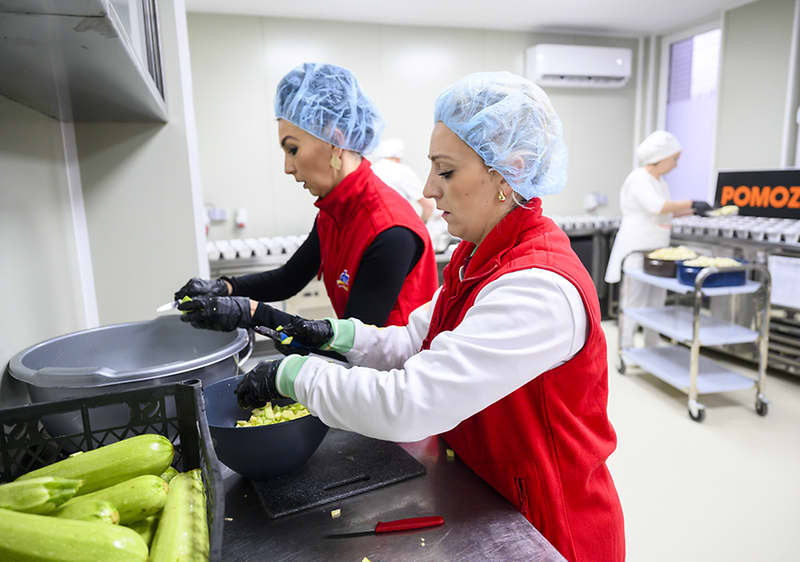 dm zaposlenice učestvovale u podjeli obroka u narodnim kuhinjama širom BiH