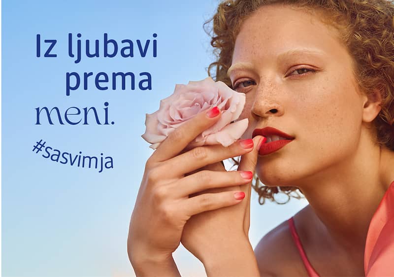 Osoba drži ružu uz plavu pozadinu s natpisom "Iz ljubavi prema meni" i hashtagom #sasvimja