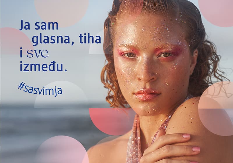 Na slici je osoba na plaži s natpisom Ja sam glasna, tiha i sve između i hashtagom #sasvimja.