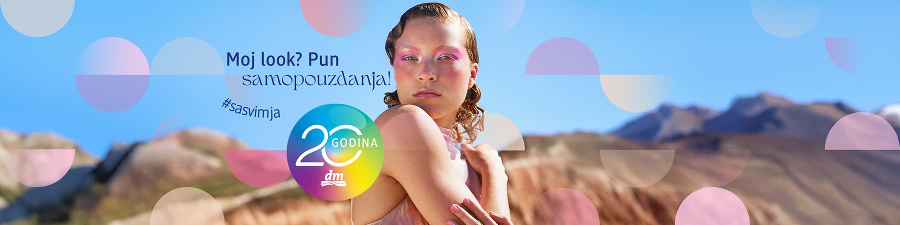 Osoba u ljetnoj haljini s natpisom 'Moj look? Pun samopouzdanja!' i logotipom 20 godina dm