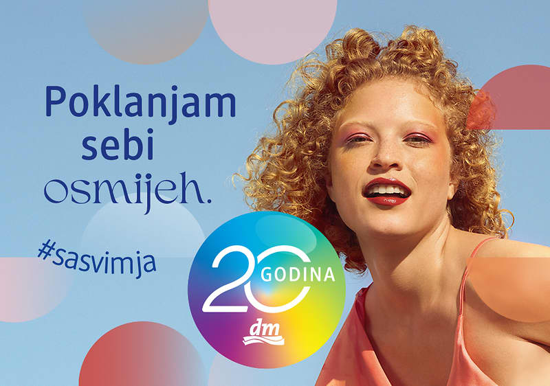 Žena s kovrčavom kosom u ružičastoj haljini na plavoj pozadini
