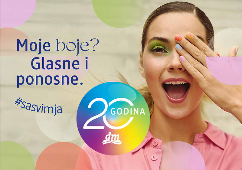 Na slici je osoba u ružičastoj košulji s natpisom Moje boje? Glasne i ponosne i logotipom 20 godina dm