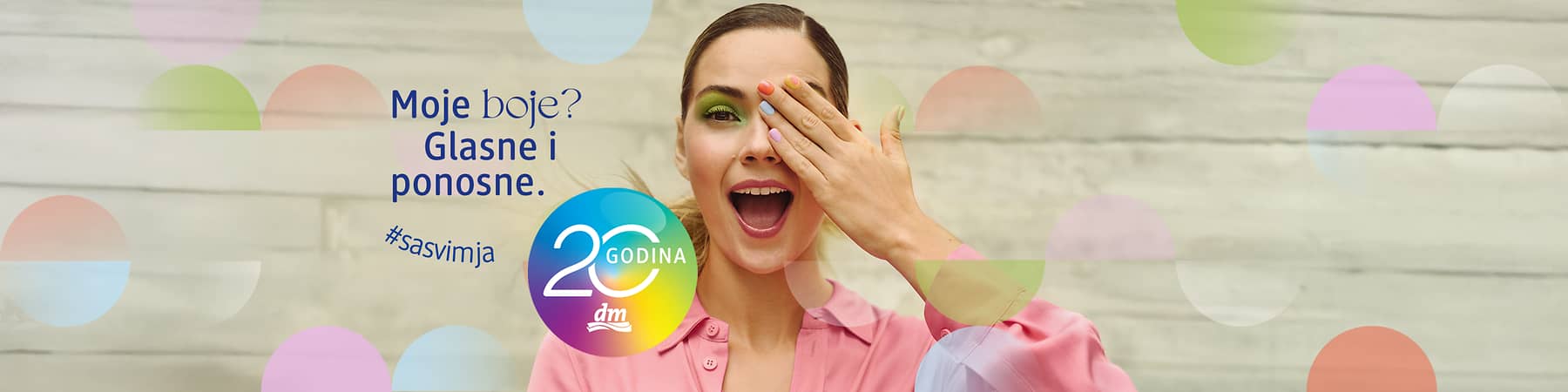 Na slici je osoba u ružičastoj košulji s natpisom Moje boje? Glasne i ponosne i logotipom 20 godina dm