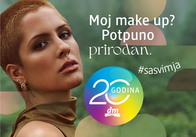 Osoba na otvorenom s natpisom o prirodnom make up-u i logotipom 20 godina dm-a