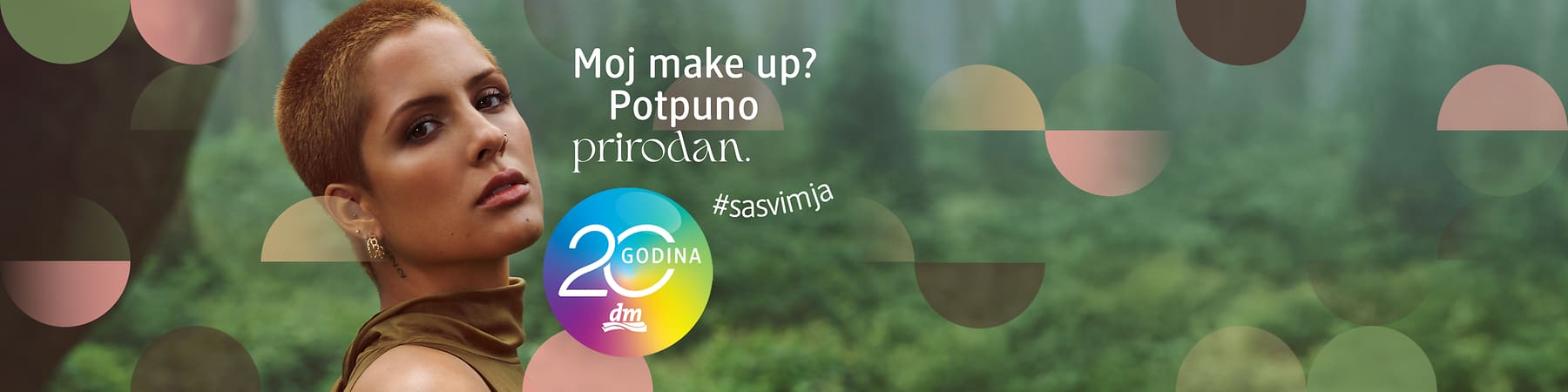 Osoba na otvorenom s natpisom o prirodnom make up-u i logotipom 20 godina dm-a