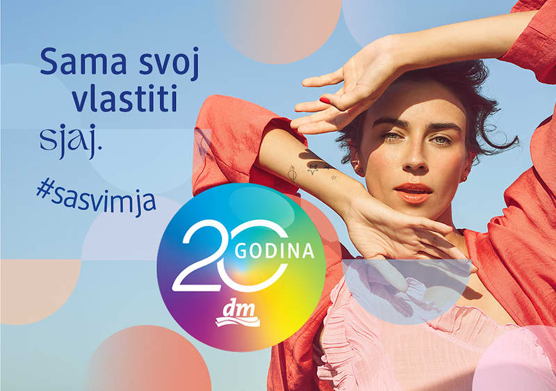 Osoba u crvenoj košulji pozira s podignutom rukom, uz tekst Sama svoj vlastiti sjaj i logo 20 godina dm-a