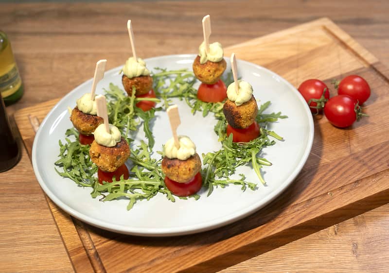 Falafel na rajčici s umakom na tanjuru