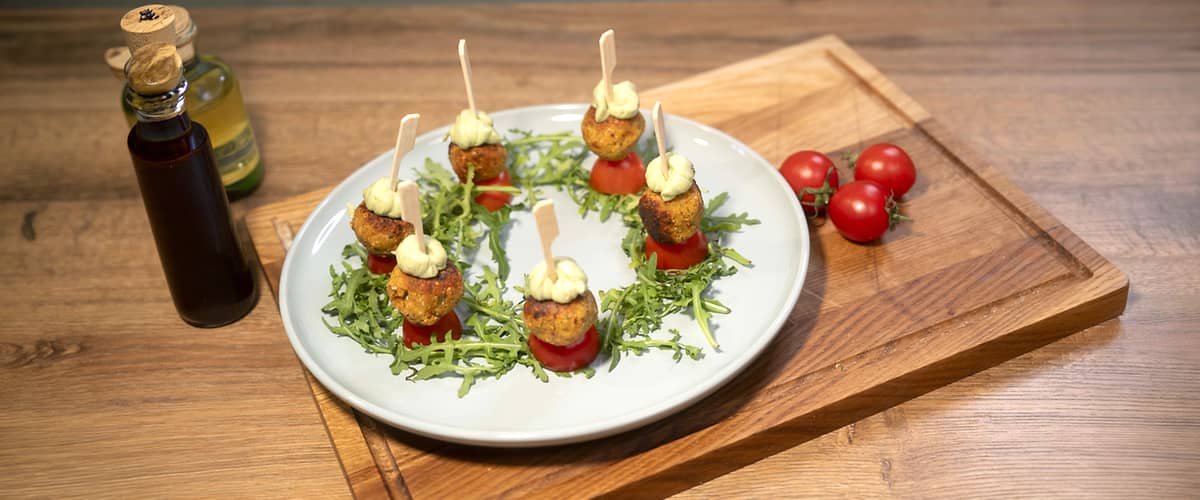 Falafel na rajčici s umakom na tanjuru