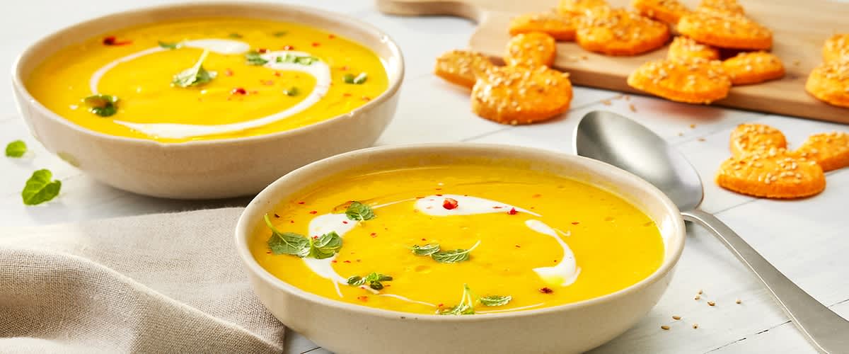 Gazpacho od mrkve sa krekerima u obliku zečića