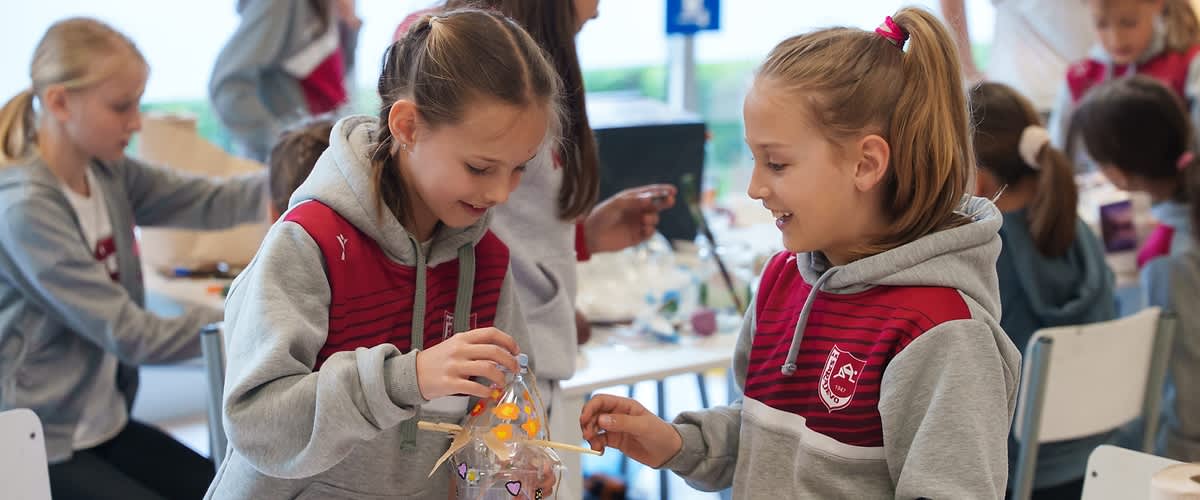 Radionica u školi učenice rade na ukrasnom projektu za bocu
