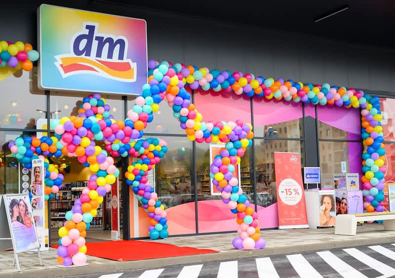 Ulaz dm trgovinu ukrašen šarenim balonima oko vrata i izloga