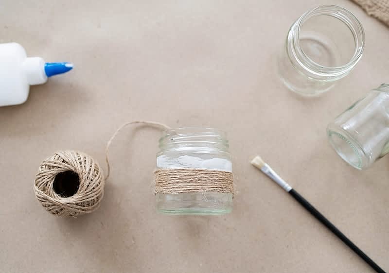 Staklena teglica ukrašena konopcem i pribor za DIY projekt