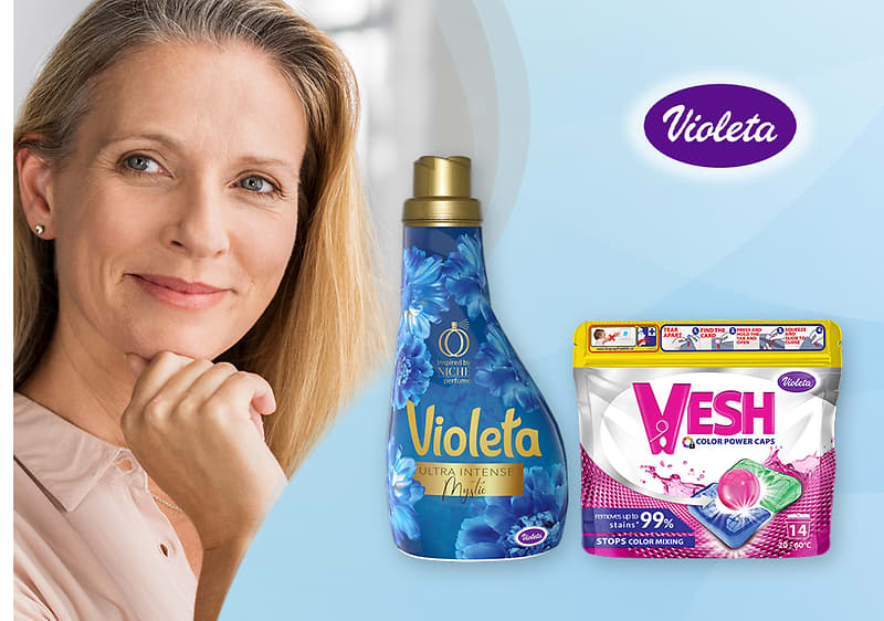 Dva deterdženta Violeta bočica i vrećica kapsula na plavoj pozadini