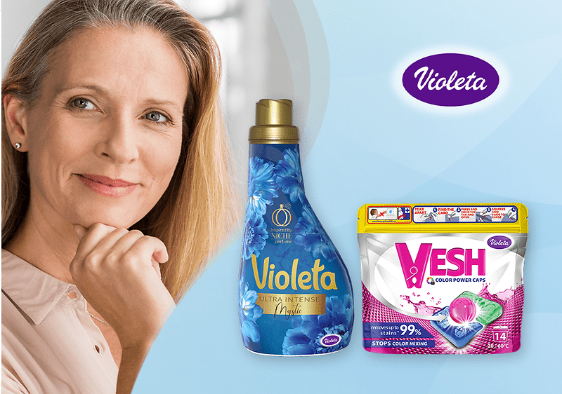 Dva deterdženta Violeta bočica i vrećica kapsula na plavoj pozadini