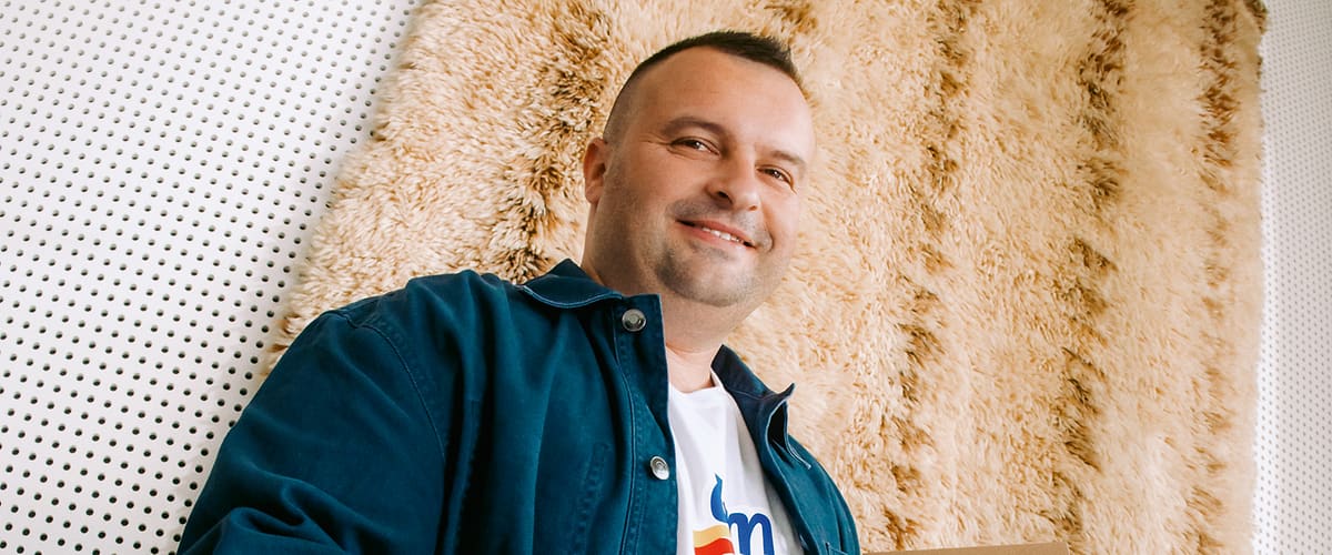 Doniranje namirnica u kartonskoj kutiji s hranom