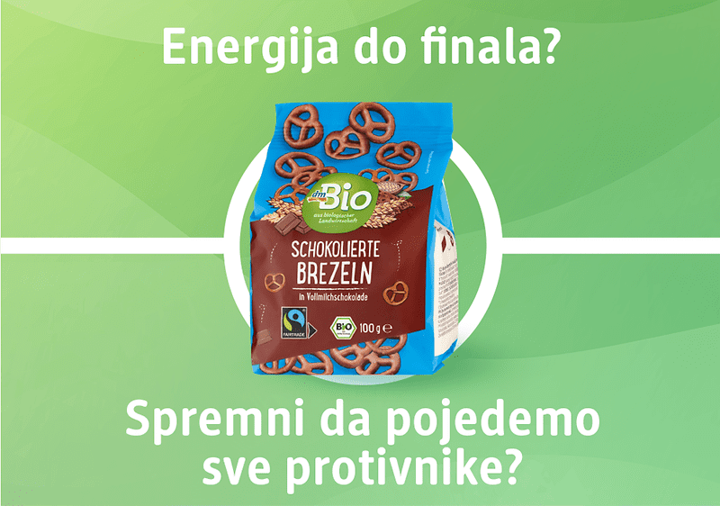 Pakovanje bio čokoladnih pereca na zelenoj pozadini za energiju do finala