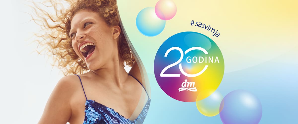 Žena u šljokičastom topu pored šarenog kruga s natpisom 20 godina dm
