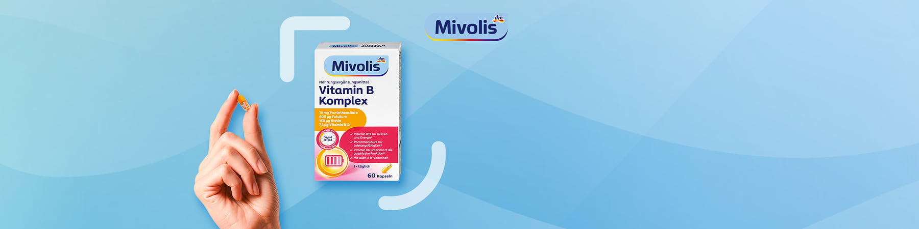 Vitamin B Komplex kapsule u ruci i kutija proizvoda Mivolis na plavoj pozadini