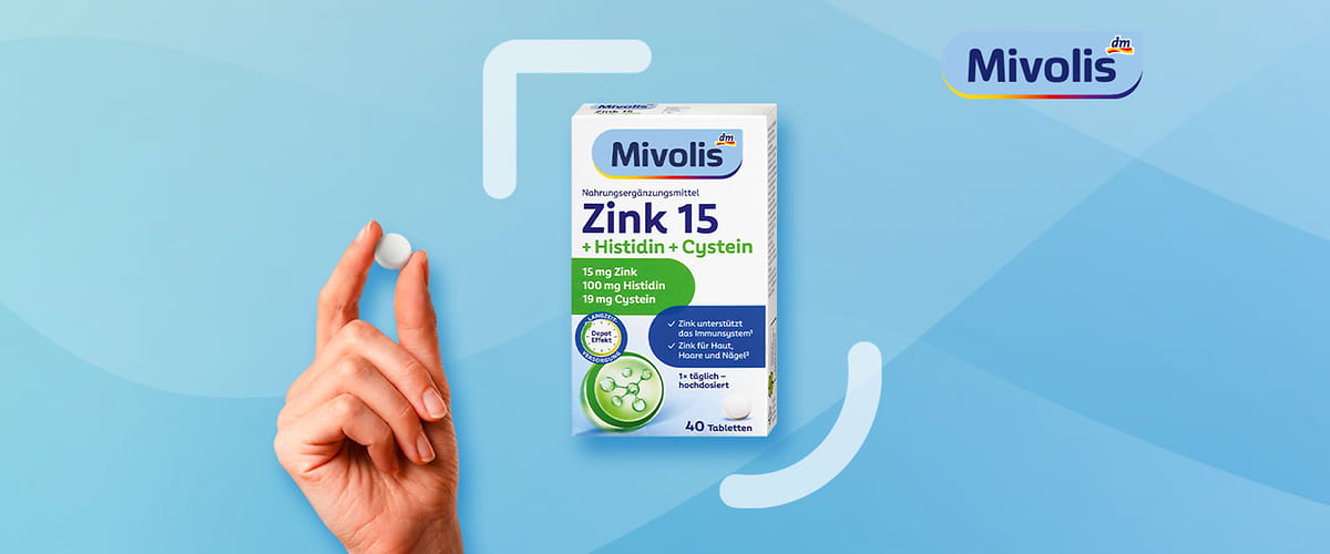 Pakiranje Mivolis Cink 15 dodatka uz ruku koja drži tabletu