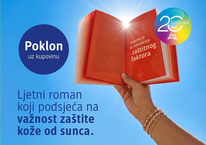 Ljetni roman koji podsjeća na važnost zaštite kože od sunca prikazan kao otvorena knjiga u ruci na plavom nebu