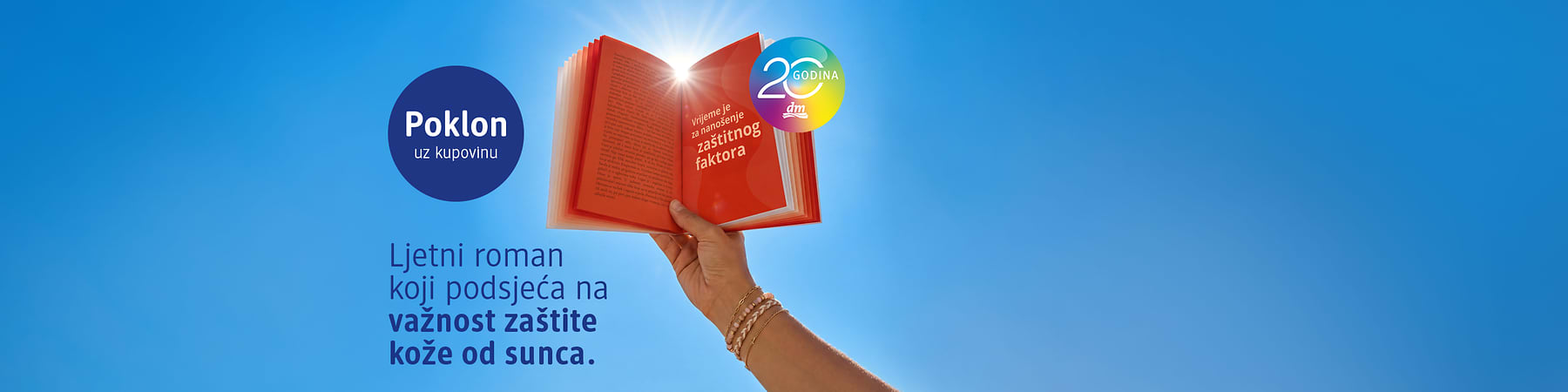 Ljetni roman koji podsjeća na važnost zaštite kože od sunca prikazan kao otvorena knjiga u ruci na plavom nebu