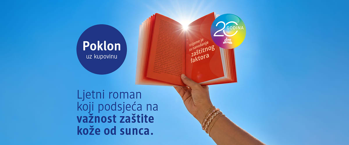 Ljetni roman koji podsjeća na važnost zaštite kože od sunca prikazan kao otvorena knjiga u ruci na plavom nebu