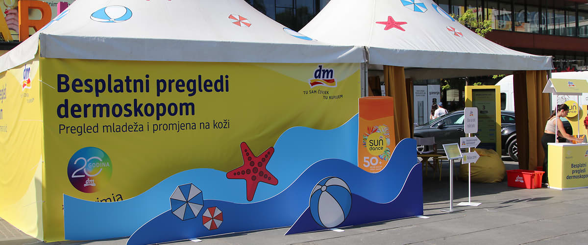 Besplatni pregledi dermoskopom u štandu s dekoracijom plaže