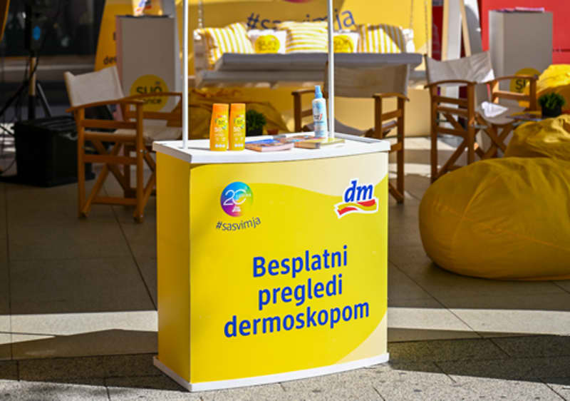 Besplatni pregledi dermoskopom na promotivnom štandu u žutoj boji