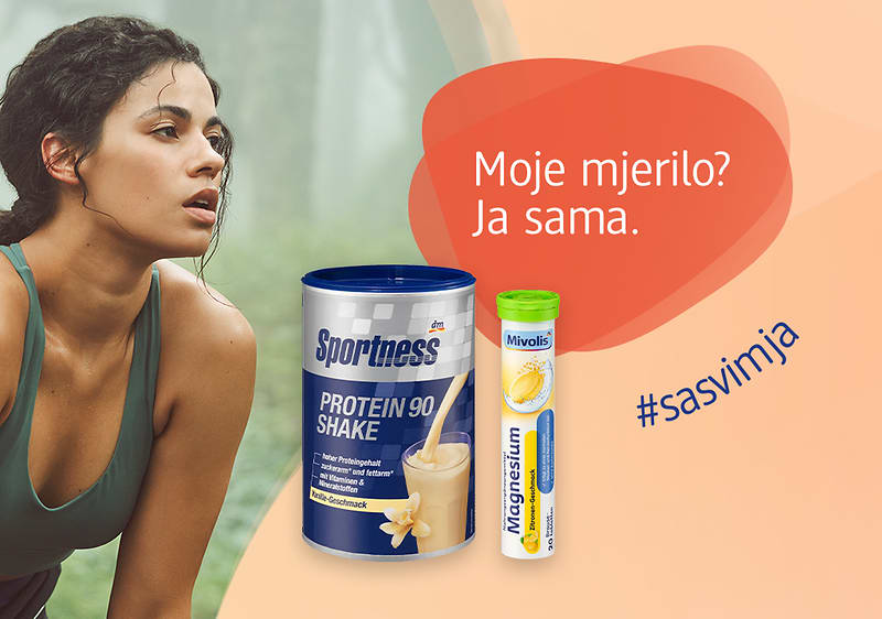 Žena u sportskom topu pored pakiranja protein shakea i magnezija uz tekst Moje mjerilo Ja sama
