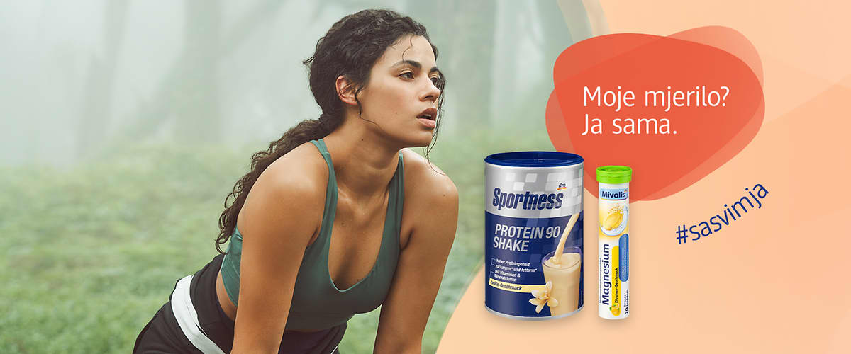 Žena u sportskom topu pored pakiranja protein shakea i magnezija uz tekst Moje mjerilo Ja sama