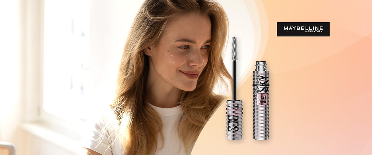 Žena s blistavom kožom i otvorenom tubicom maskare uz logotip Maybelline New York