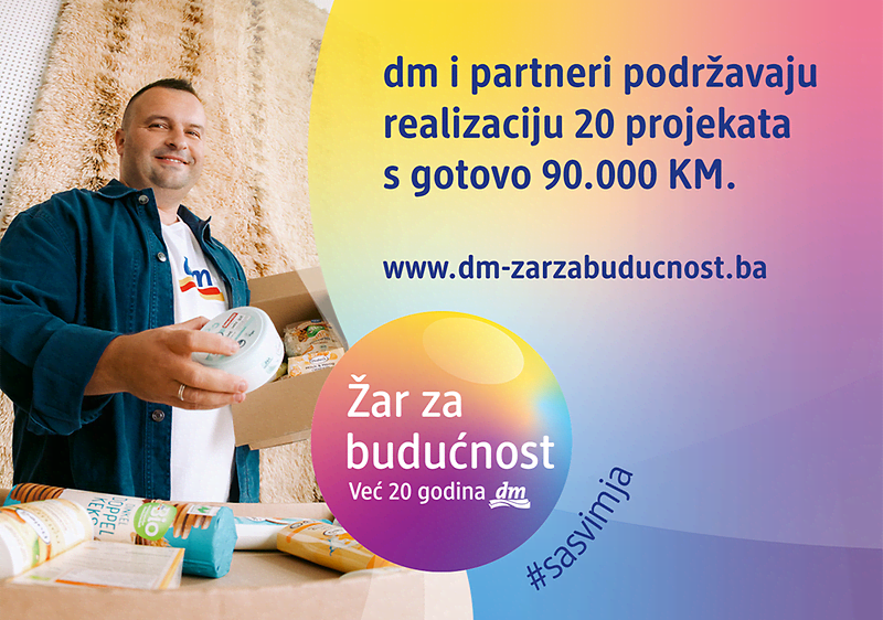 Donacija higijenskih proizvoda u kutiji koju drži nasmijani muškarac