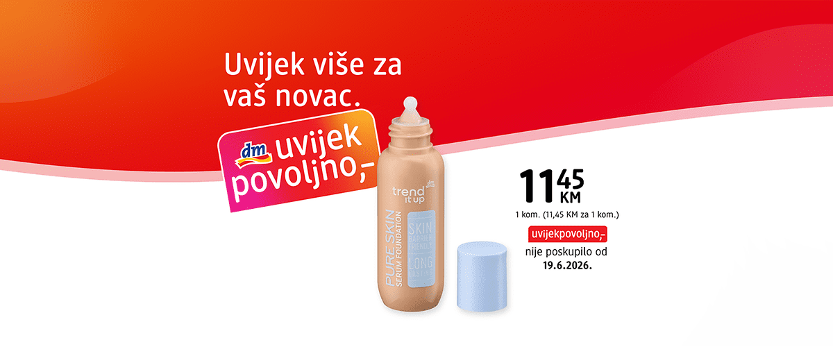 Puder u bočici s otvorenim poklopcem i promotivni natpis dm uvijekpovoljno