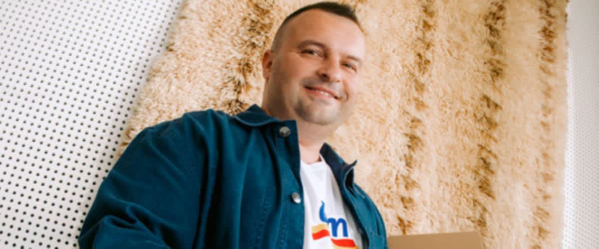 Muškarac s kutijom namirnica drži paket i posudu za hranu