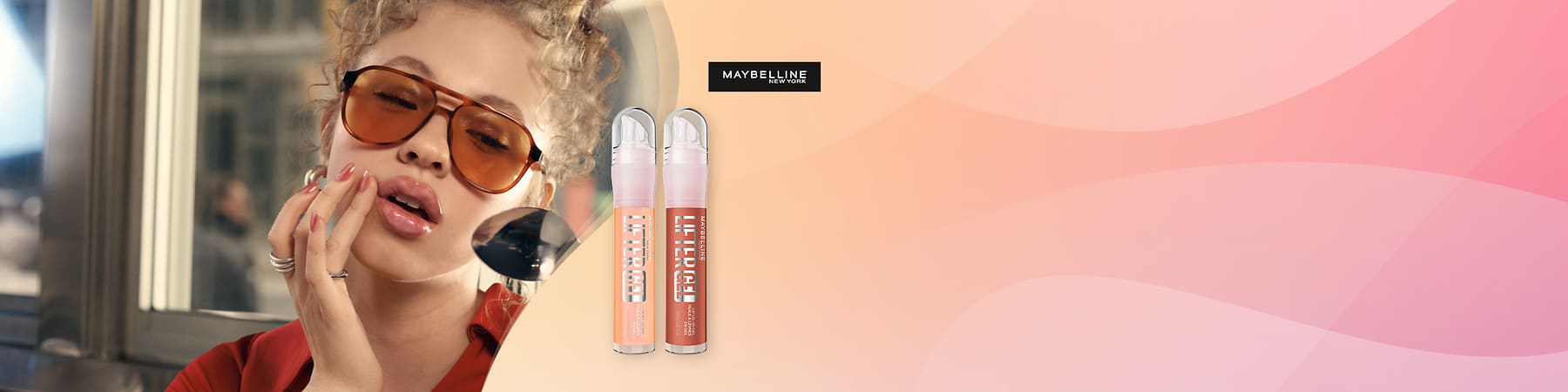 Usne u crvenom ružu i žena sa sunčanim naočalama u promotivnoj fotografiji Maybelline