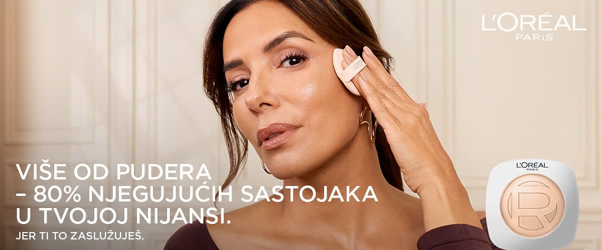 Žena nanosi puder spužvicom na lice u bliskom planu