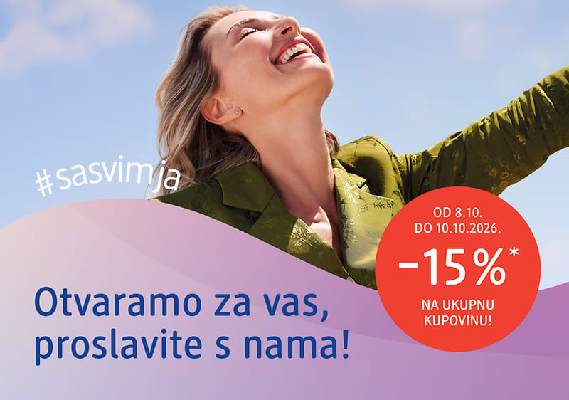 Otvaranje trgovine s nasmijanom ženom koja slavi i natpisom -15% popusta