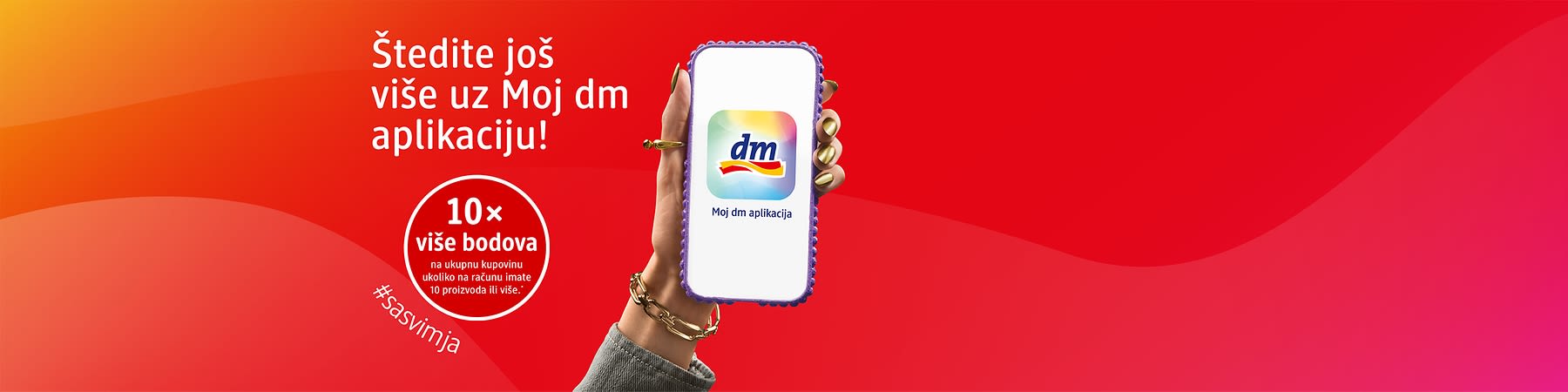 Ruka drži mobitel s logotipom dm aplikacija i tekst o 10x više bodova