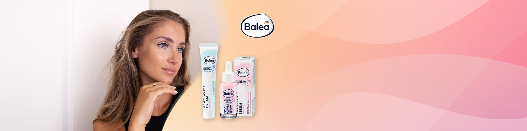 Žena s proizvodima Balea kremom i serumom na ružičasto-bež pozadini